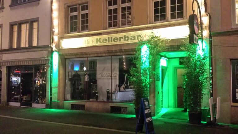 Kellerbar Gwölb mit grüner Beleuchtung
