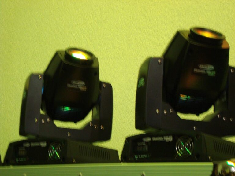 Zwei Moving-Head-Scheinwerfer
