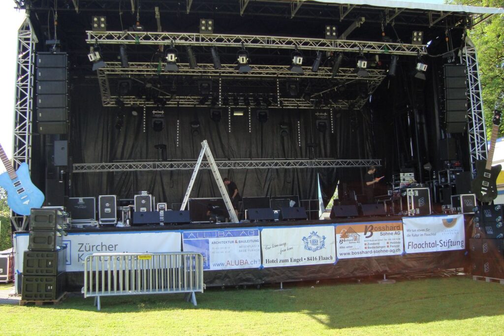 Open-Air-Bühne mit Lautsprecher-Array bei Tageslicht