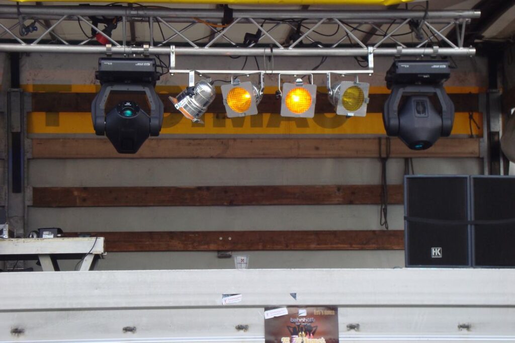 Moving Heads und Scheinwerfer an einer Traverse