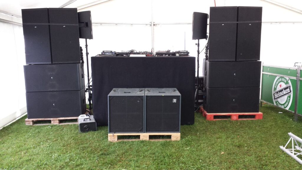 Lautsprecher-Stacks und DJ-Pult im Festzelt